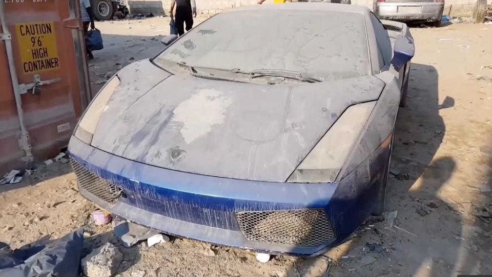 Nella città di Sharjah, presso Dubai, c’è il cimitero delle supercar. Per qualche motivo, tutti coloro che si disfano delle loro auto (che siano essere di lusso o utilitarie) le portano qui, in questo luogo spento e polveroso. (foto: Caters News)