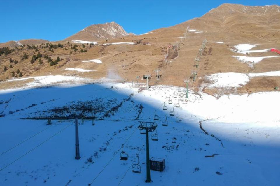 Un telesilla parado en la estación de esquí de Passo Tonale, en los Dolomitas, que ha quedado convertida en un pueblo fantasma después de que el Gobierno de Italia paralizara toda actividad no esencial para tratar de frenar el aumento de contagios. (Foto: Matteo Berlenga / Reuters).