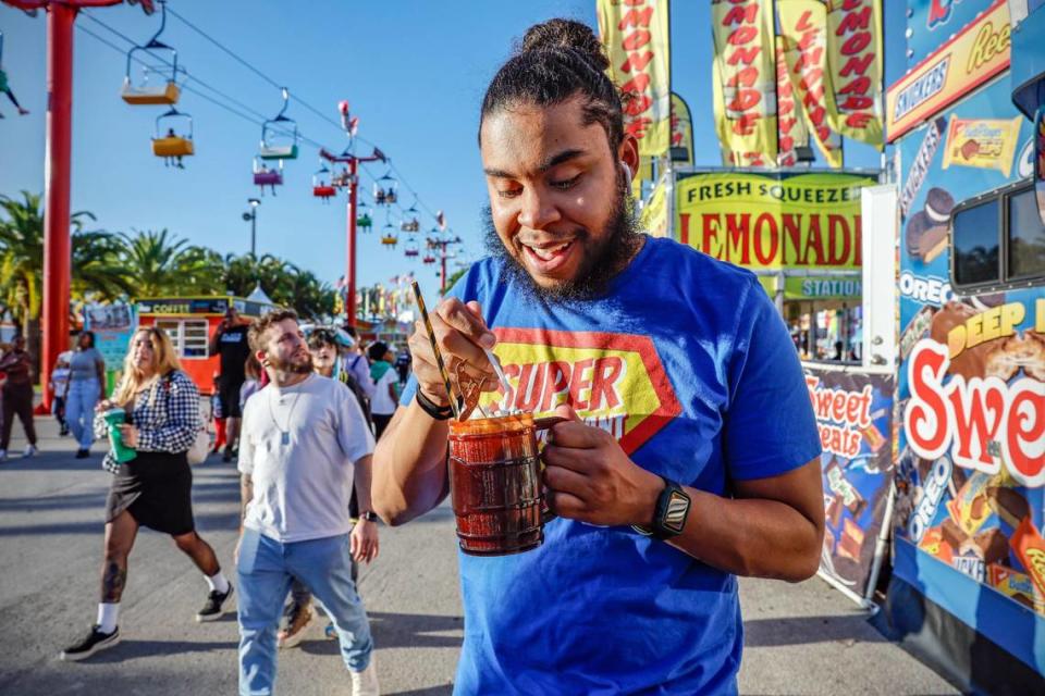 Allan Elliott prueba un batido frito durante la jornada inaugural de la Feria y Exposición del Condado Miami-Dade.