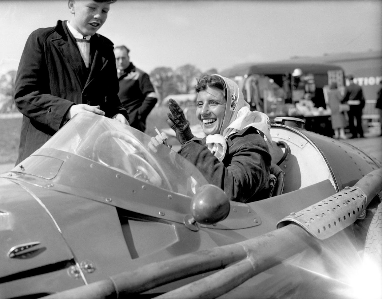 María Teresa de Filippis sonríe y saluda al público en su Maserati (Foto de Barratts/PA Images a través de Getty Images)