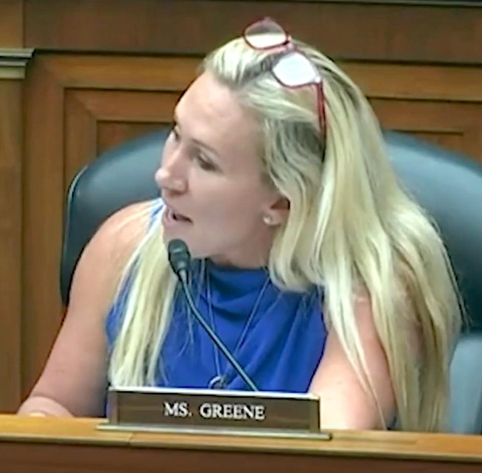 Marjorie Taylor Greene se enfrentó a Alexandria Ocasio-Cortez en una audiencia de la Cámara de Representantes el jueves en la noche (Independent TV)