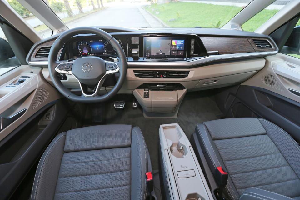 新一代Multivan在控台鋪陳上更加朝向乘用車看齊，科技氣息與豪華質感皆大幅躍進。