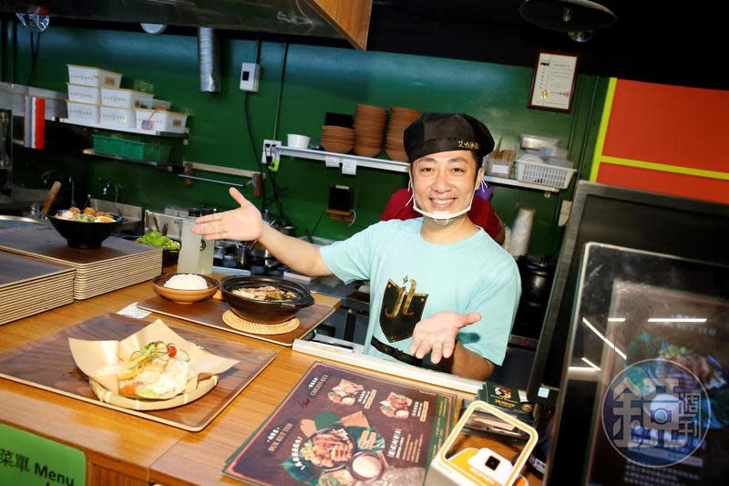 艾成所開的餐廳「艾叻沙」位於慶城商場美食街的店面，今年初險些因疫情關店，如今重新開幕，還引進新產品。