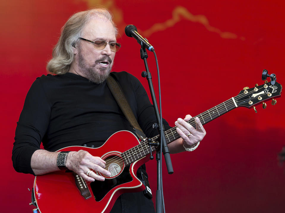 ARCHIVO - El cantante Barry Gibb durante su presentación en el Festival de Glastonbury en Worthy Farm, en Somerset, Inglaterra el 25 de junio de 2017. (Foto Grant Pollard/Invision/AP, archivo)