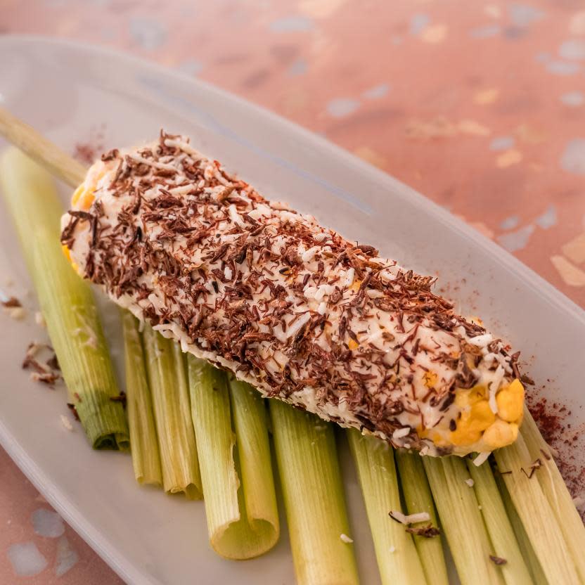 Elote oaxaqueño con chapulines.