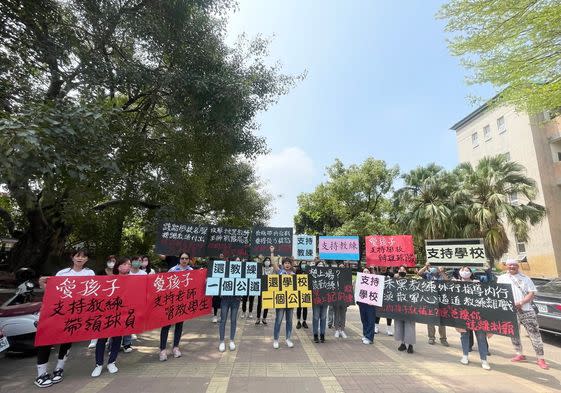 高雄某國中一名資深林姓籃球教練遭控持曲棍球棒毆打學生成傷，校方還涉包庇滅證，二十七日人本教育基金會召開記者控訴教練，但多位家長集結校內出面力挺教練，強調林教練「是認真負責的好教練」。（記者呂佩琍攝）