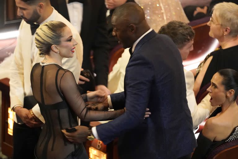 Lady Gaga saluda muy amable a Idris Elba 
