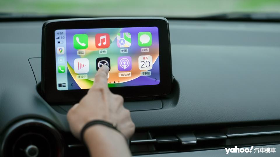 擺脫線材的Apple CarPlay讓中控台更加清爽乾淨。