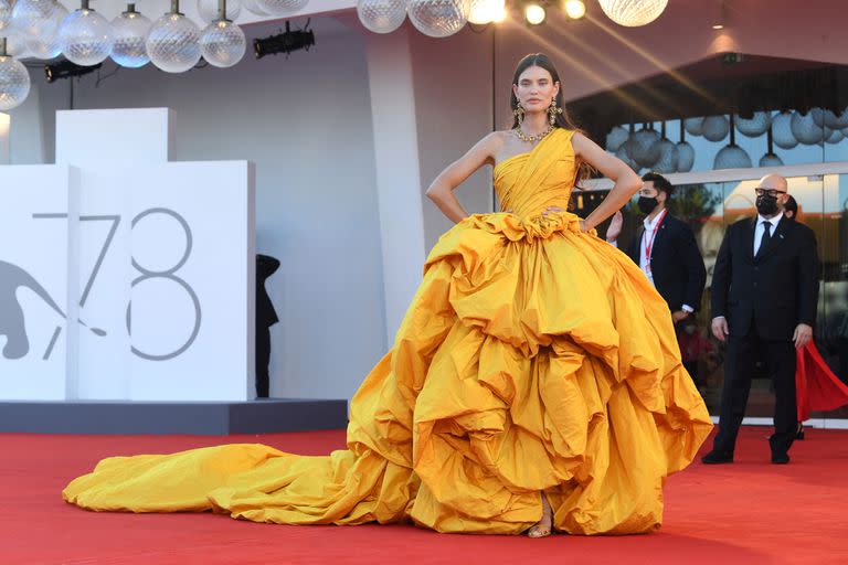 La modelo italiana Bianca Balti en su llegada a la ceremonia de inauguración y proyección de la película Madres paralelas, en la jornada inaugural del 78º Festival de Cine de Venecia, el 1 de septiembre