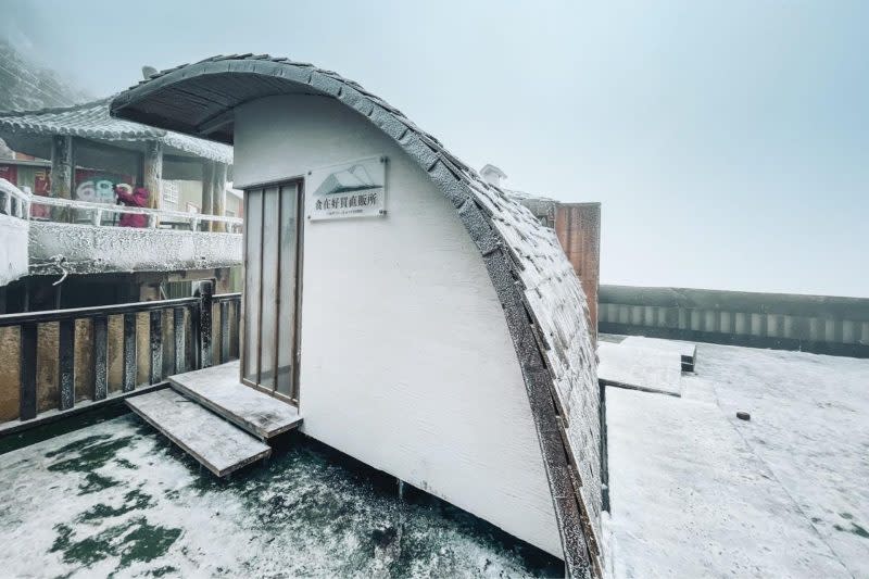 1月9日受寒流影響，食在好買直販所披上雪衣。（北科大提供）