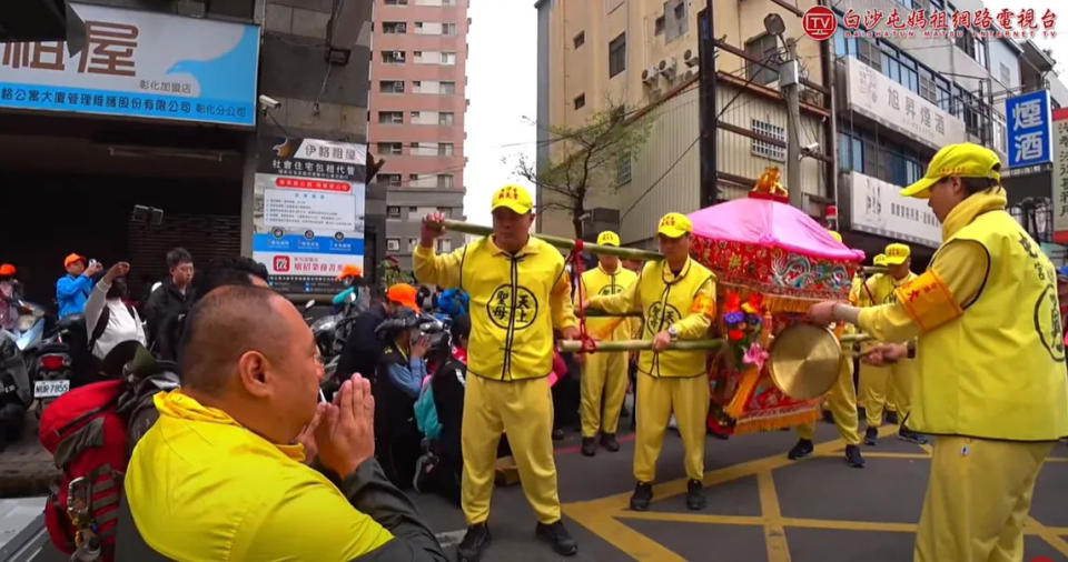 <strong>醫護人員跪地虔誠祈求媽祖護佑。（圖／翻攝自白沙屯媽祖網路電視台）</strong>