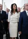 <p>Amal Clooney portait un tailleur blanc pour défendre son client, la Grèce. Elle est ici guidée par le ministre de la culture et des sports Konstantinos Tasoulas et par le président du musée de l'Acropole Dimitris Pantermalis lors d'une visite dans le hall du Parthénon à l'intérieur du musée à Athènes le 15 octobre 2014 en Grèce. <i>(Photo : Yorgos Karahalis – Pool/Getty Images)</i></p>