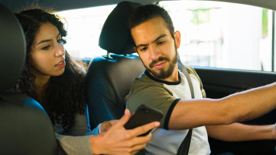 Pareja en un auto