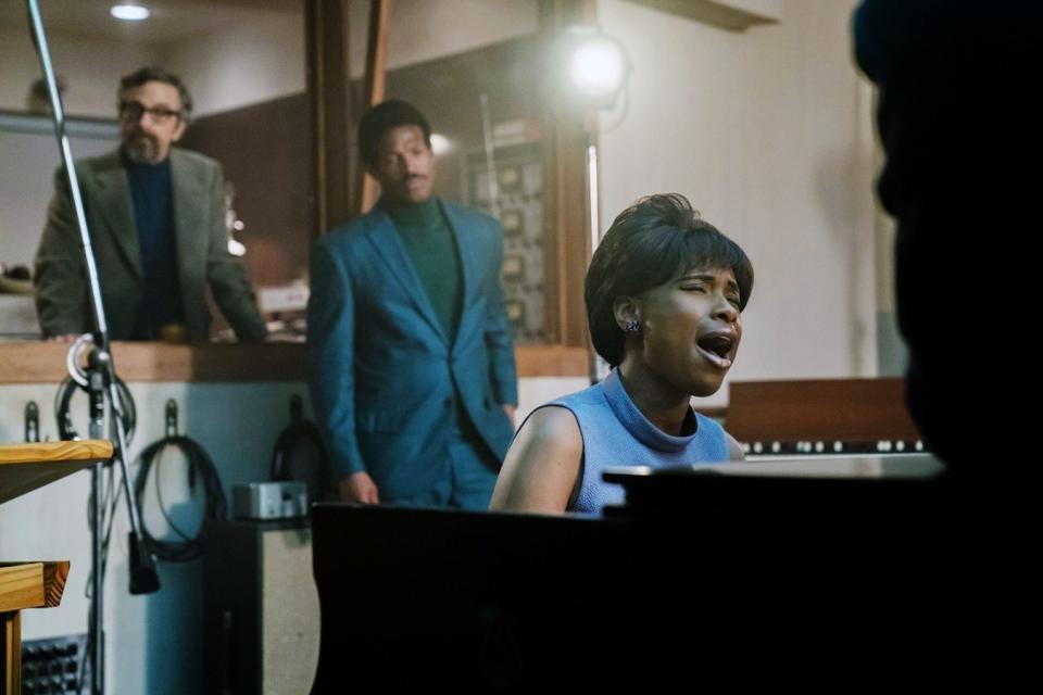 Jennifer Hudson sings at the piano