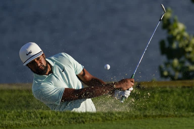 Tony Finau golpea desde el búnker del hoyo 18 en la ronda final en el Liberty National Golf Course, en New Jersey