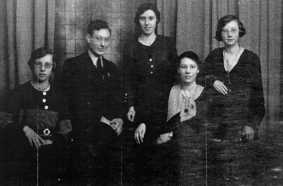 Twins Edith and Dorcas aged 16 with their brother and sisters. Left to right - Dorcas, Fred, Muriel, Edna and Edith. (Christine Bemand/SWNS)