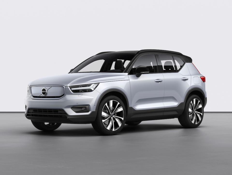 259191_Volvo_XC40_Recharge_P8_AWD_in_Glacier_Silver.jpg