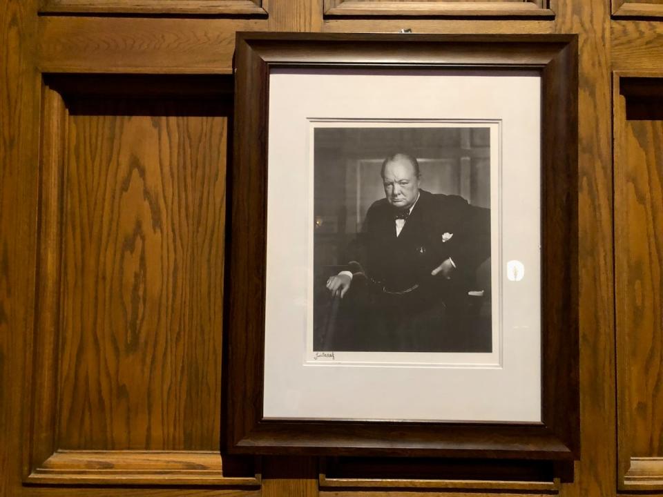 The first known photograph of the fake Karsh portrait can be seen on the wall of the Chateau Laurier on January 6, 2022, taken by CBC Washington correspondent Paul Hunter. The fake was slightly smaller, had a different, darker frame, and upon closer inspection, a fake Karsh signature.