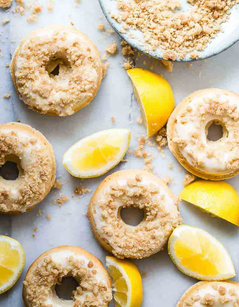 <p>Impossible de résister à ces donuts à la vanille et leur glaçage immaculé au jus de citron. Le tout est recouvert de morceaux de crumble, pour un mélange de textures en bouche.</p><p>Découvrir la recette <a href="https://foodnessgracious.com/lemon-donuts-crumble-topping/" rel="nofollow noopener" target="_blank" data-ylk="slk:ici;elm:context_link;itc:0;sec:content-canvas" class="link ">ici</a></p><br>