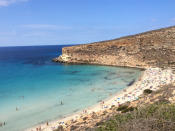 Platz 5: Spiaggia dei Conigli. Aufgrund des Karibikfeelings ist der Spiaggia dei Conigli, auch bekannt als Kaninchenstrand, bei den TripAdvidor-Nutzern hoch im Kurs. Der Strand mit dem türkisfarbenen Wasser liegt auf einer kleinen, unbewohnten Insel nahe der Pelagischen Insel Lampedusa. Beste Reisezeit: Mai bis September. (Bild-Copyright: TripAdvisor)