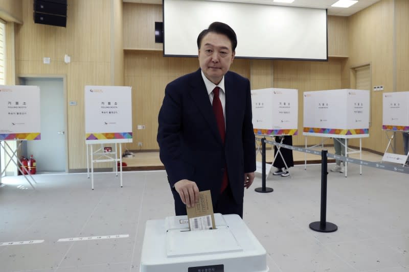 <cite>2024年4月5日，南韓總統尹錫悅在釜山的投票所提前投下國會議員的選票。（美聯社）</cite>