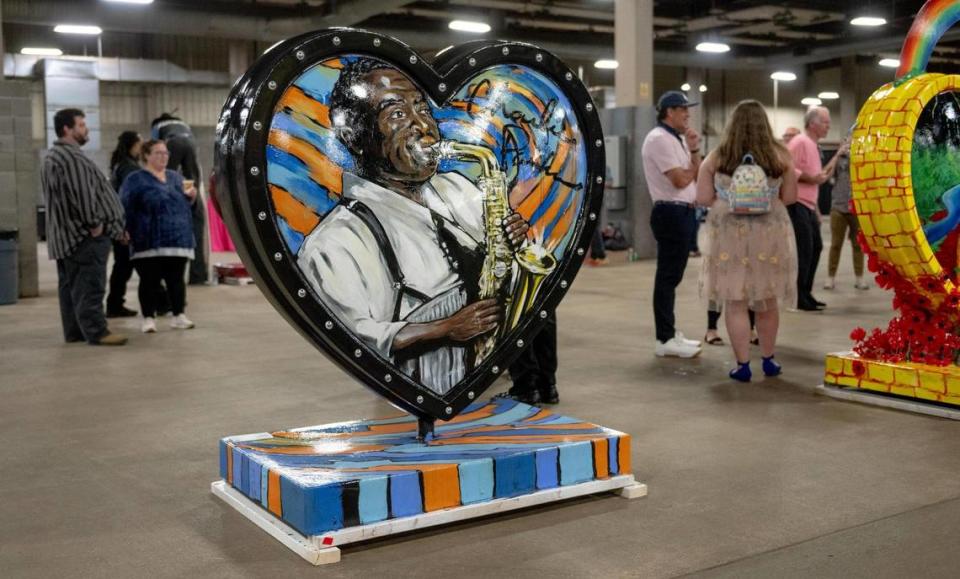 “Charlie” by artist Scott Manly is one of 40 hearts that make up the 2023 season of The Parade of Hearts. Nick Wagner/nwagner@kcstar.com