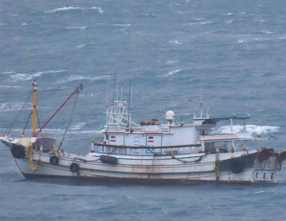 澎湖漁船大進滿88號2日晚間在金門東北外海作業時，遭大陸海警船強行登檢扣押。（民眾提供／本報資料照片）
