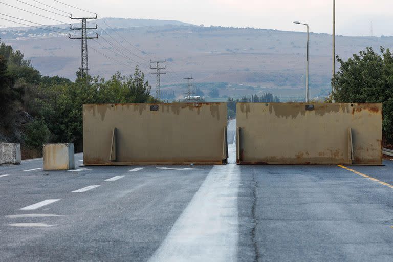 Barreras de hierro colocadas por el ejército israelí bloquean una de las carreteras del norte cerca del kibutz Yiftah, cerca de la frontera con el Líbano