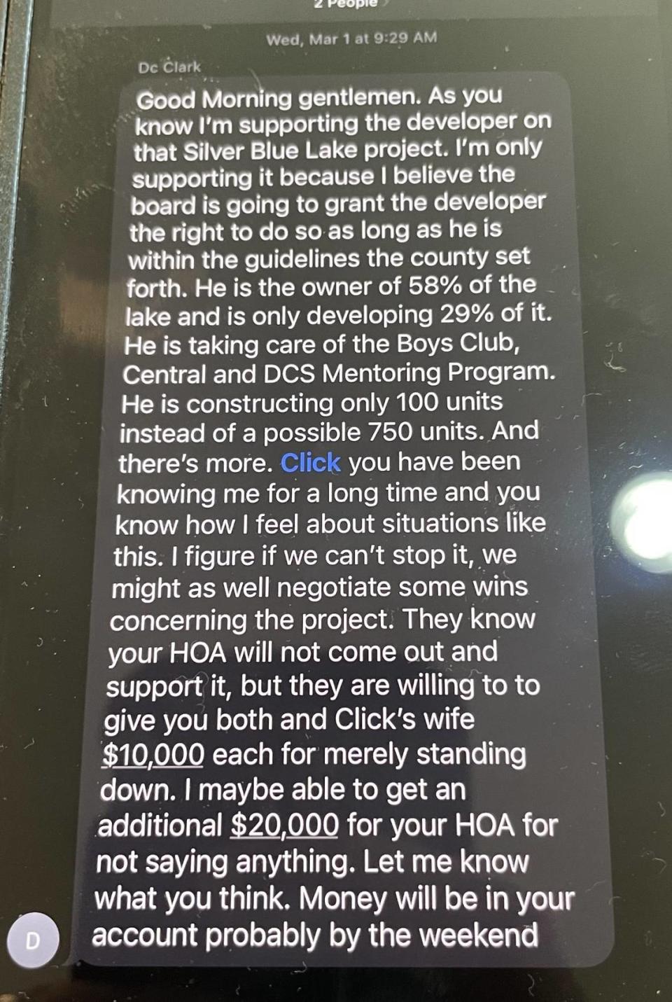 Richard 'Click' Johnson, vicepresidente de la Asociación de Propietarios de Little River Farms, dijo que él y otro funcionario recibieron este mensaje de texto a principios de este año de William 'D.C.' Clark sobre el proyecto de viviendas de Lake Sana al que Johnson se opone. El urbanizador que supuestamente ofrecía dinero a cambio de que Johnson no se opusiera a la propuesta, Karim Lakhdar, dijo que Clark no le representa y que nunca autorizó lo que se le ofrecía. Clark también dijo que Lakhdar no le pidió que hiciera la oferta descrita en el texto.