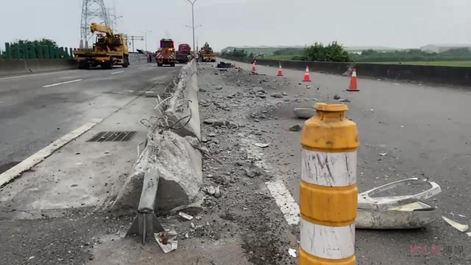 ▲台61線西濱快速道路彰化伸港北上路段，發生一輛載有H型鋼的聯結車翻覆事故，警方通知工務段進散落行H鋼吊離。（記者陳雅芳攝）