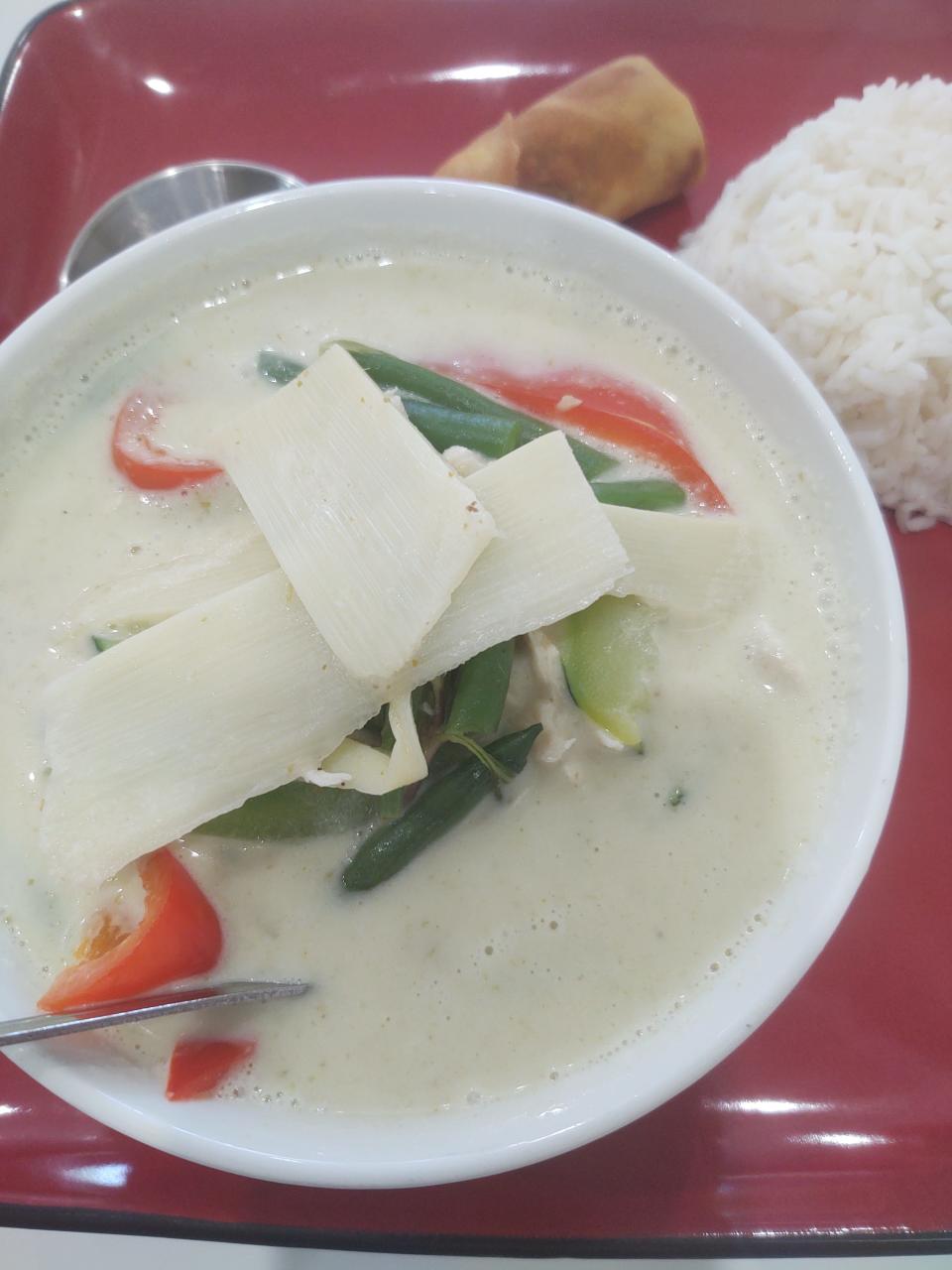 At JaneJira in Vero Beach, the green curry chicken was sublime and velvety with wonderful, complex flavors that would satisfy and delight any Thai food aficionado.