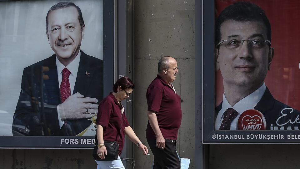 Plakate des türkischen Präsidenten Erdogan (L) und des Bürgermeisterkandidaten der CHP für Istanbul, Imamoglu. Foto: Emrah Gurel/AP