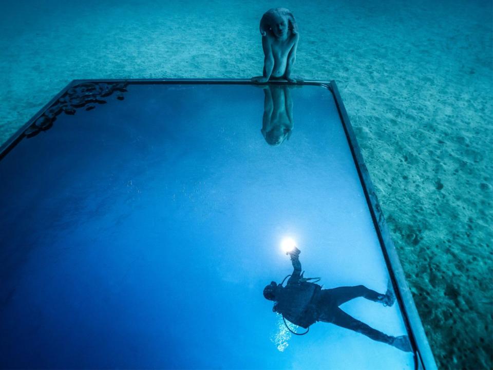 In Portal, a mirror reflects the moving surface of the ocean and contains 'living stations' designed to attract octopus, sea urchins and juvenile fish (Jason deCaires Taylor, CACT Lanzarote)