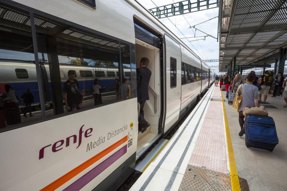 Así te puede sancionar Renfe si no utilizas de forma adecuada el abono gratuito. Foto: Getty Creative