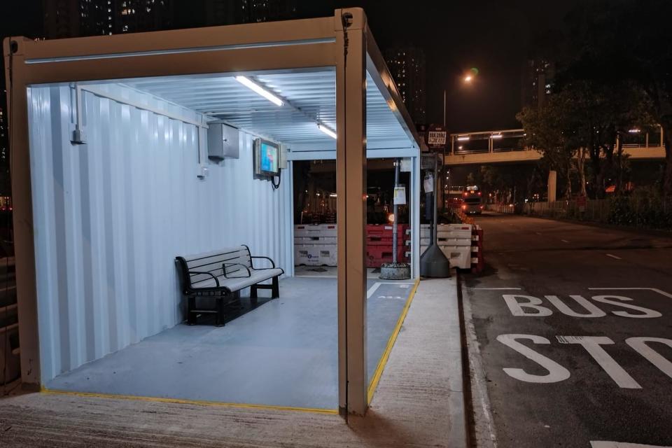 湖景邨湖翠樓對面的臨時巴士站由貨櫃改建而成。(網民Joyous Hing Wah Chan@FB群組「顯影屯門。青山散步」)