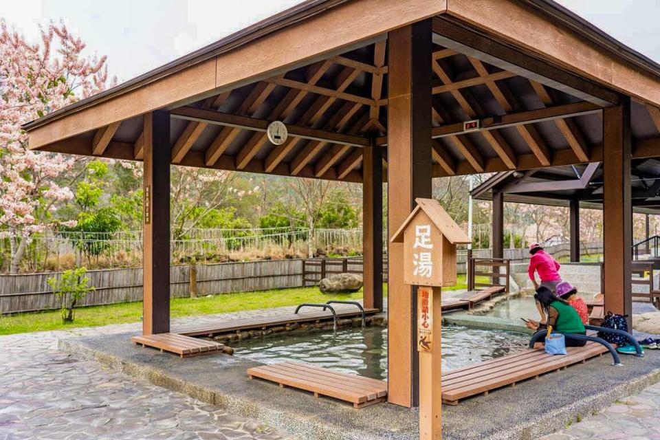 寶來花賞溫泉公園內有足湯、大眾池等泡湯設施。   圖：高雄市觀光局/提供