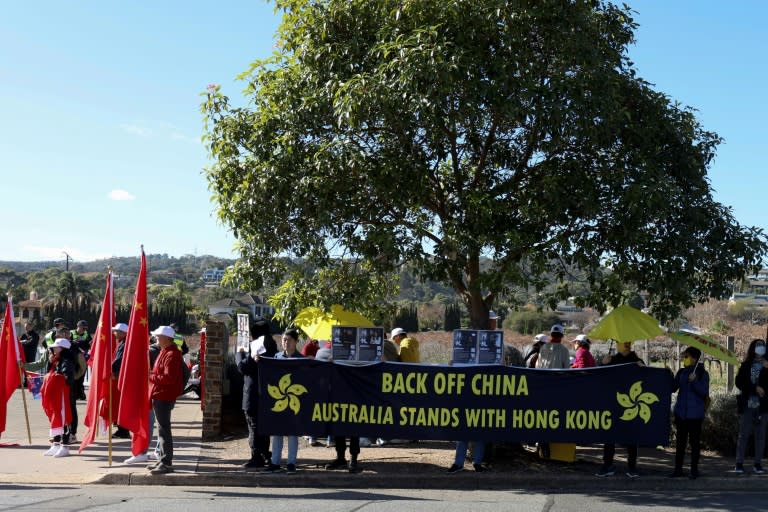 Pro-China supporters (L) and pro-Hong Kong counter-protestors (R) gather outside a winery where China's Premier Li Qiang visited in Adelaide on June 16, 2024 (Kelly Barnes)