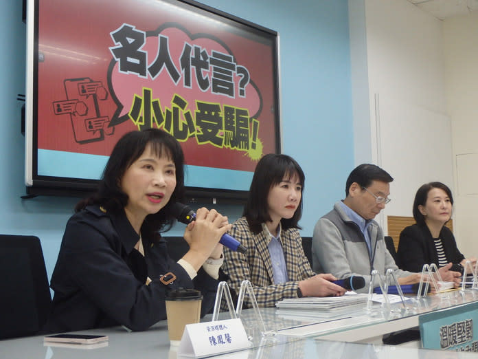 資深媒體人陳鳳馨（左1）表示，自己遭詐騙集團冒名行騙，相當困擾。（記者黃必成攝）