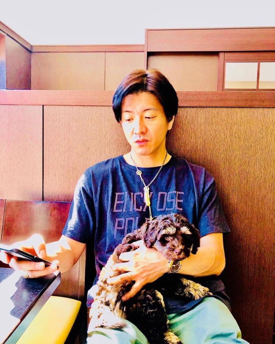 木村拓哉在疫情期間天天忙著遛狗，頭髮也留長不少。（翻攝木村拓哉IG）