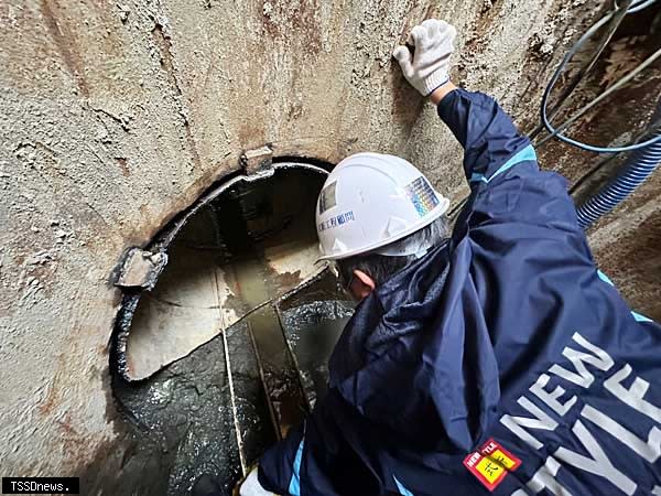 施工團隊確認地底下障礙物狀況。（圖：新北市水利局提供）
