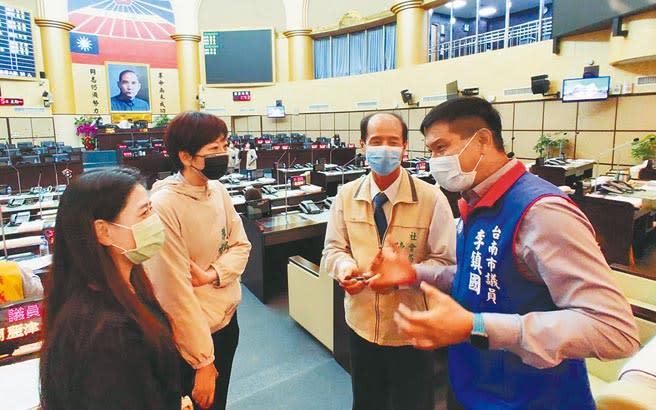 外傳台南市政府社會局長陳榮枝（右二）將異動，不少議員都肯定他的表現。（洪榮志攝）