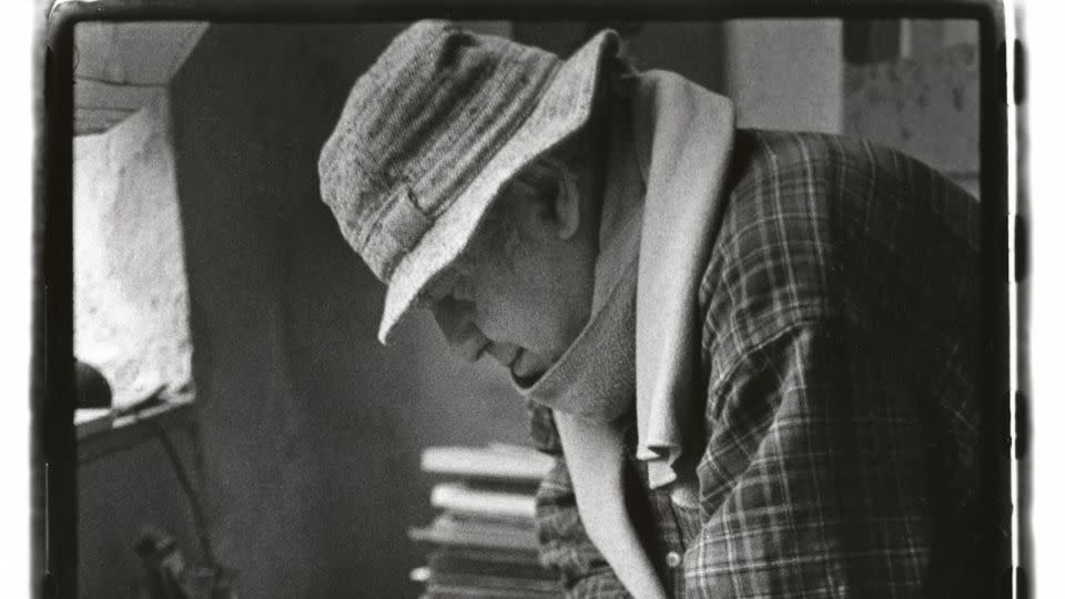 An 80-year-old Leiter in his studio in 2003. Photograph by Anders Goldfarb. - Courtesy Anders Goldfarb