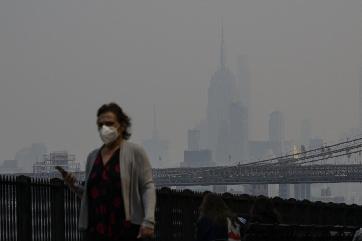 A person wearing a face mask amid heavy smog in New York City.