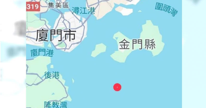 海巡署接獲通報在限制海域海翟山西南5.6浬海域處，「瑞誠6號」貨輪沉船，船員12人棄船逃生，金門海巡隊立即派遣2艘巡防艇前去協尋搜救，所幸全員被陸籍貨輪「東億602號」救起。（圖／翻攝畫面）