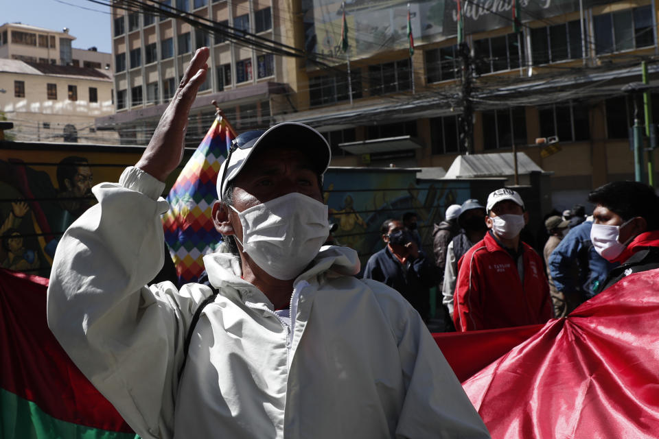 Los conductores de transporte público participan en una protesta en reclamo de un aumento de las tarifas porque las medidas de cuarentena para frenar la propagación del nuevo coronavirus han disminuido sus ingresos, en La Paz, Bolivia, el miércoles 1 de julio de 2020. (AP Foto/Juan Karita)