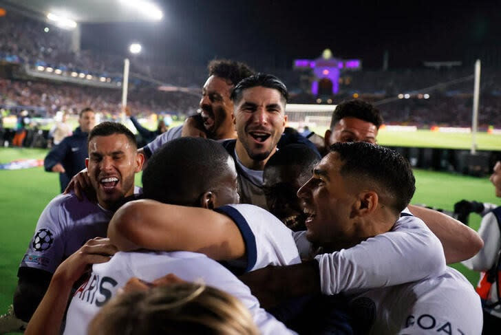 El jugador del Paris St Germain Achraf Hakimi celebra con sus compañeros después que Kylian Mbappe marcara el cuarto gol del equipo ante Barcelona