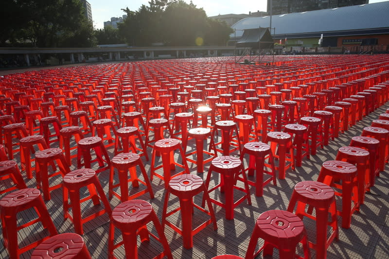 民進黨選前之夜在板橋  會場擺滿紅椅 2024總統大選13日將投票，民進黨12日晚間選前之夜 選在新北市板橋第二運動場舉行，會場午後設置就 緒，紅色塑膠椅已在場內排列妥當。 中央社記者趙世勳攝  113年1月12日 