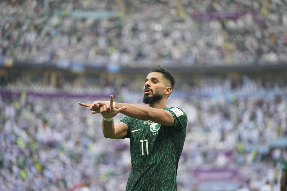 Saleh Al-Shehri celebra tras marcar el primer gol de Arabia Saudí ante Argentina en el partido del Grupo C del Mundial, el martes 22 de noviembre de 2022, en Lusail, Qatar. (AP Foto/Jorge Saenz)