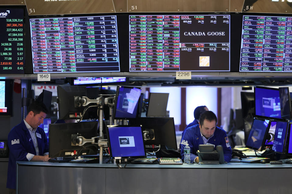 NEW YORK, NEW YORK - APRIL 12: Traders work on the floor of the New York Stock Exchange during afternoon trading on April 12, 2022 in New York City. Data released this morning showed that inflation rose 8.5 percent in March, the highest annual increase since December 1981, amid energy prices soaring due to Russia's war in Ukraine. (Photo by Michael M. Santiago/Getty Images)