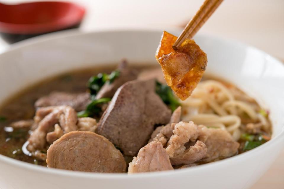 「泰國船麵」的濃郁湯頭加了新鮮豬血，李美慧還加了香脆豬皮增添口感。（120元／碗）